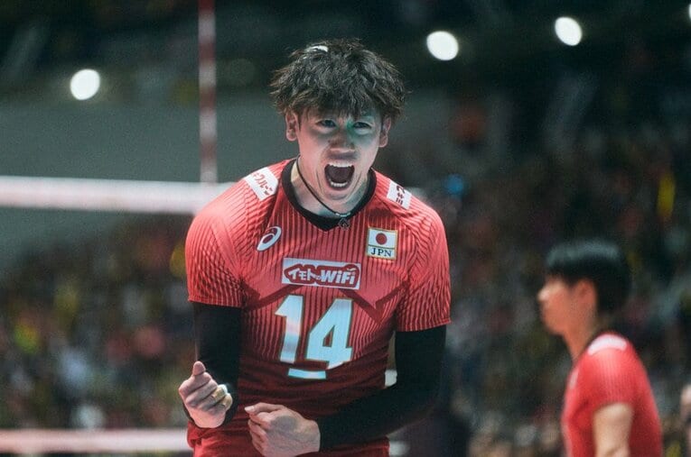 パリ五輪出場を決めたスロベニア戦で咆哮する石川祐希。長く日本代表で共闘した清水邦広が明かす「絶対的エース」の素顔とは ／ photograph by Yuki Suenaga