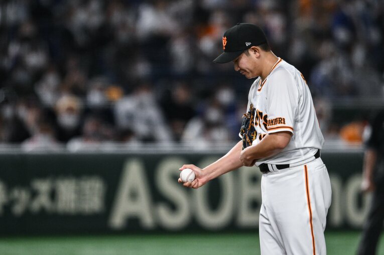 前半戦は巨人のエースとして本来の投球ができずにいた菅野　©Nanae Suzuki