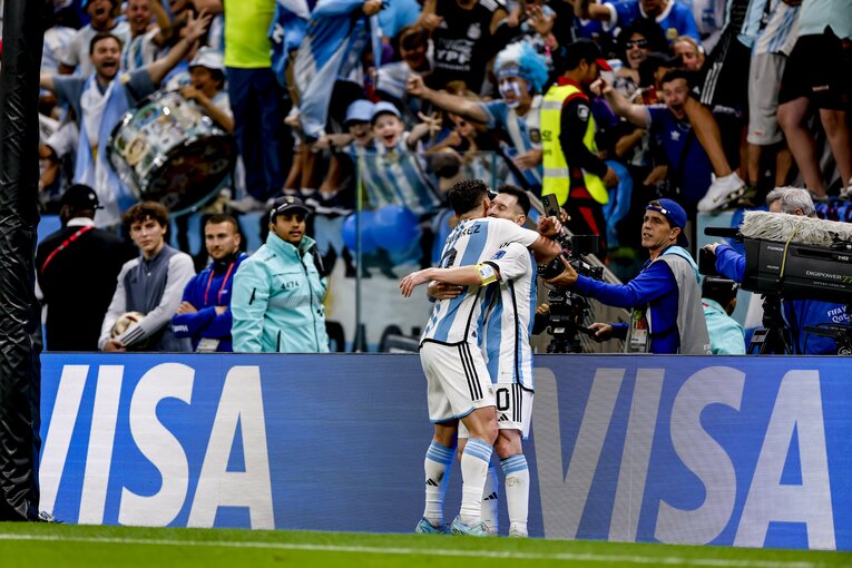 カタールW杯準決勝、アルゼンチンvsクロアチア。メッシのゴールにファンが熱狂した（写真は右に続きます）　©Kiichi Matsumoto/JMPA