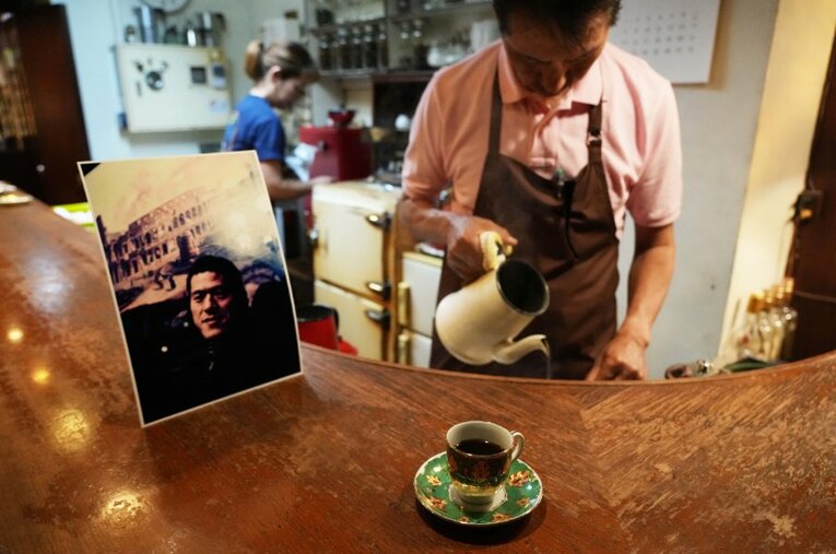 アントニオ猪木は晩年ランブルにやってくるようになり、林不二彦さんが淹れるコーヒーを愛した ／ photograph by Essei Hara