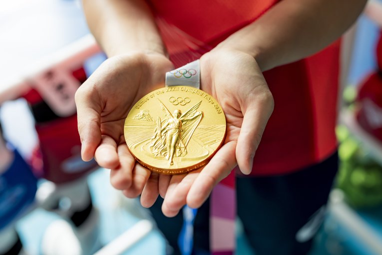入江聖奈が獲得した東京五輪の金メダル　©︎Kiichi Matsumoto