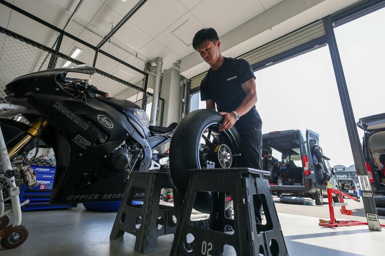 サーキット走行の際、バイクの整備は自分で行う　©Satoshi Endo