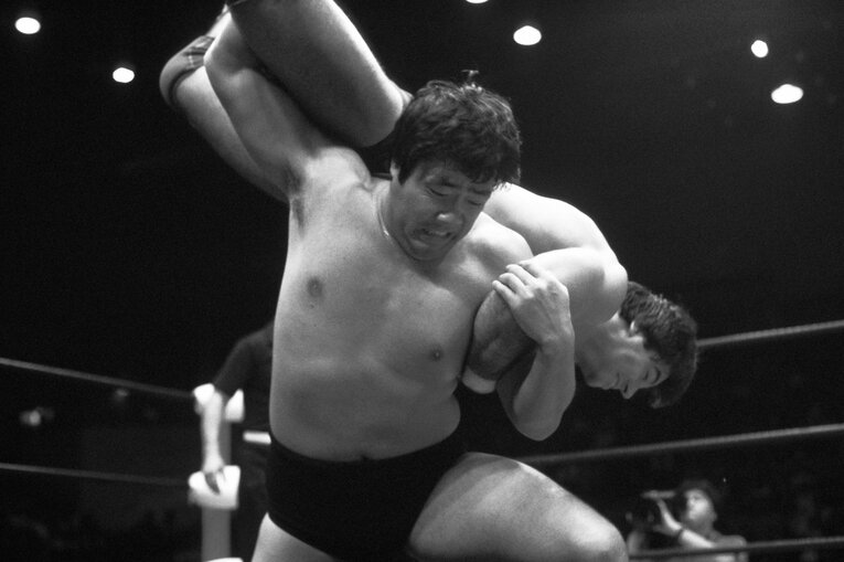 リック・マーテルにアマレススタイルの飛行機投げを見舞う鶴田