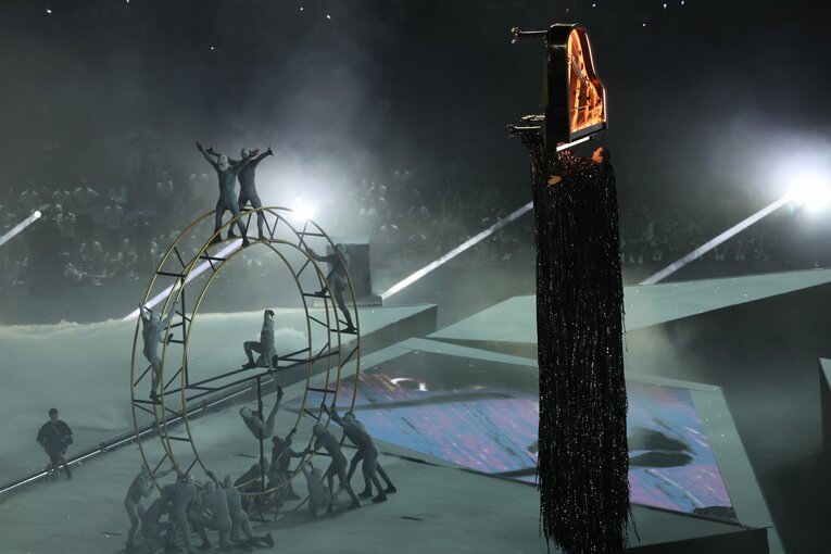 ピアノが釣りあげられ、五輪のマークができる　©Tetsuya Higashikawa/JMPA