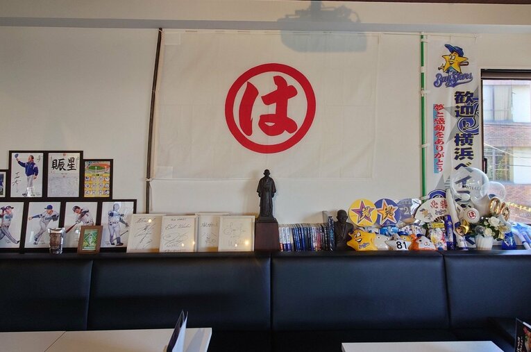 ベイスターズの「故郷」下関出身のプロレスラーが地元に開いた豚丼屋「B☆WHALE」。少しずつファンの聖地へと近づいている ／ photograph by Hidenobu Murase