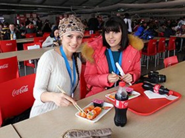 平和で高価なオリンピックパーク。巻き寿司、手袋、そして大道芸？(3)