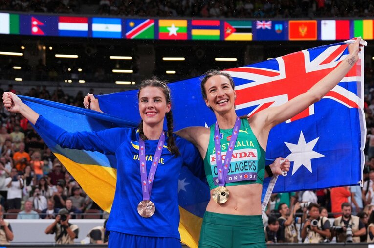 東京世界陸上女子走高跳で金メダルを獲得したオリスラガース（右）と銅メダルのマフチク。試技中に降り出した雨が勝負にも影響を与えた ／ photograph by AFLO