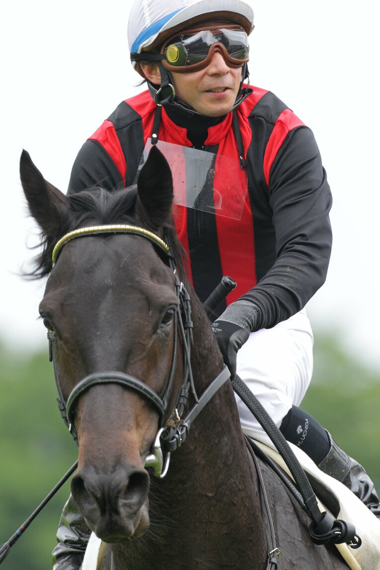 2010年日本ダービー、エイシンフラッシュ（内田博幸騎手）　©︎Keiji Ishikawa