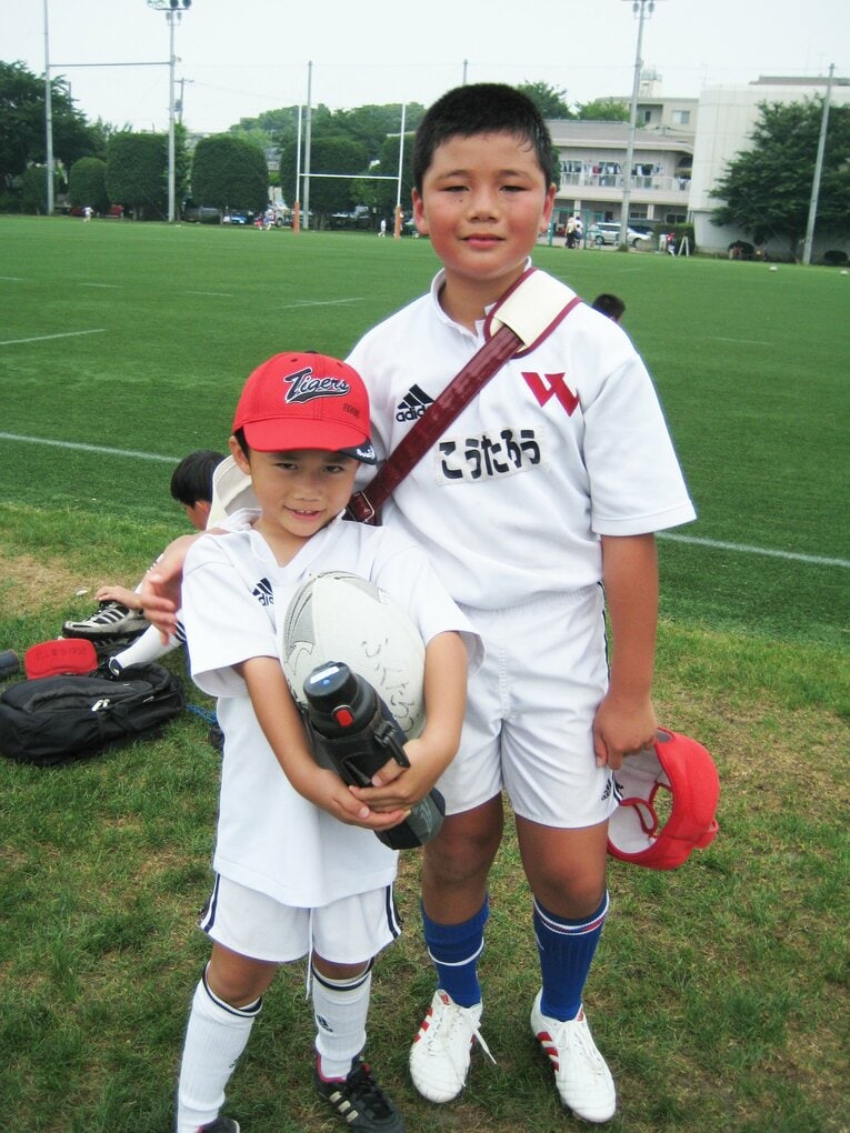 弟・福太郎くんとラグビージャージ姿で写真に収まる清宮幸太郎。確かに、足腰が強そうだ…（写真／本人提供）