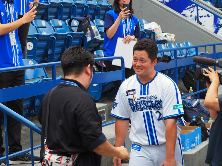 影武者軍団に近づく本物の牧　©Yu Saito