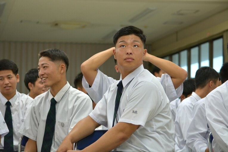 ドラフト会議の開始を待つ末吉良丞。沖縄尚学の会見場で【スワイプするとその他の写真もご覧になれます】©Takarin Matsunaga