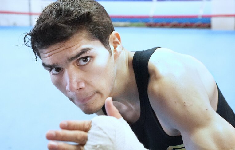 カメラ目線でシャドーを披露するダビド・クエジャル　©Naoki Fukuda