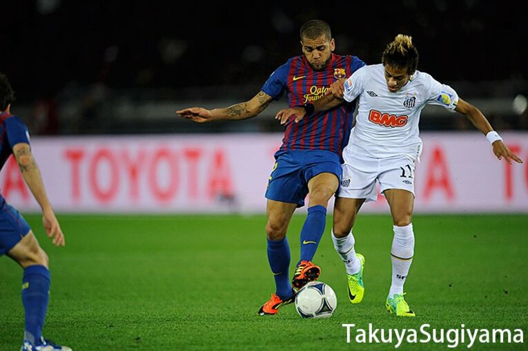 ネイマール乱闘退場は賛否両論だが……ロべカルやD・アウベスも被害、ブラジルサッカー人種差別史(3)