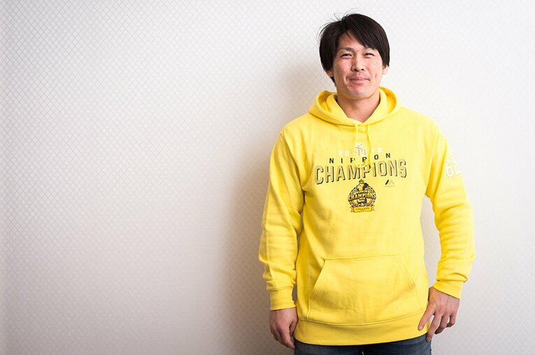 “甲斐キャノン”による6連続盗塁刺で日本シリーズMVPとなった甲斐拓也。育成出身として初の栄誉に輝いた。 ／ photograph by Nanae Suzuki