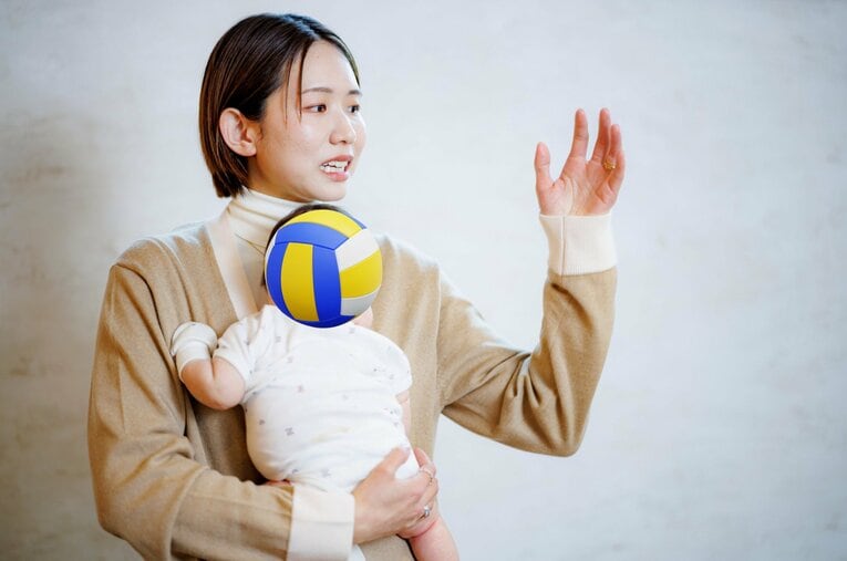 我が子をあやしながらも、バレーボールに対する熱い思いが溢れる古賀さん　©︎Kiichi Matsumoto