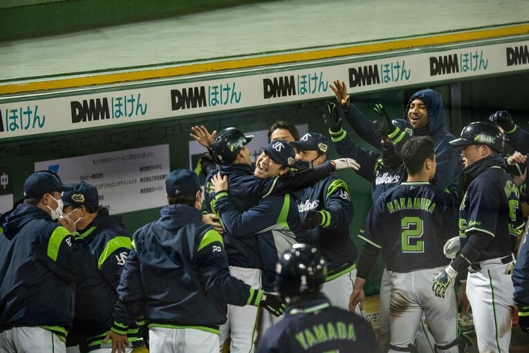 塩見泰隆がホームインすると、ヤクルトベンチはお祭り騒ぎに　©Nanae Suzuki