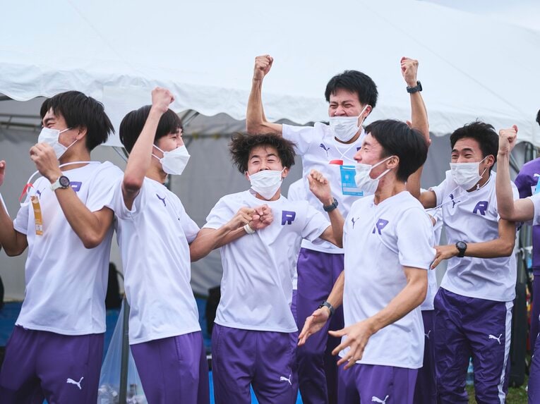 出場を決め、マスクを付けながら、大喜び　©Yuki Suenaga