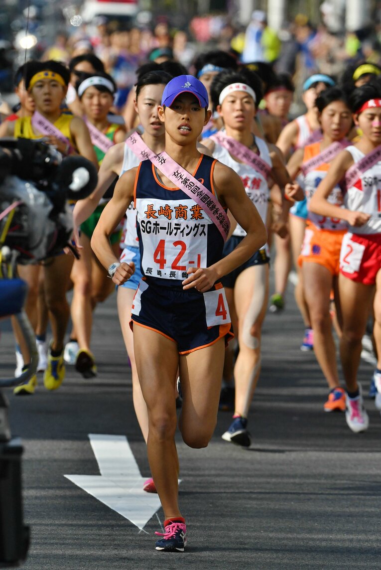 2018年の高校駅伝、女子では広中璃梨佳（長崎商）も走った　©JIJI PRESS