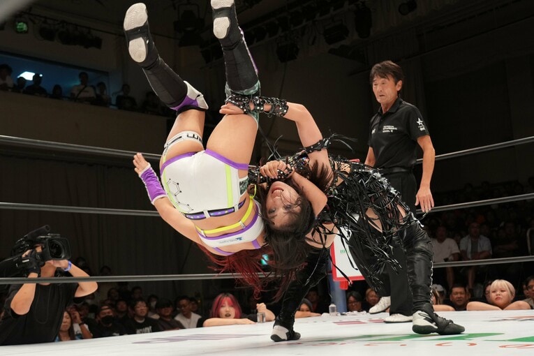 スープレックスでAZMを投げる上谷沙弥　©Essei Hara