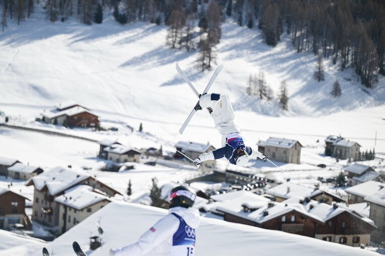 絵のように美しい風景の上を舞う堀島のエア！　©Nanae Suzuki/JMPA