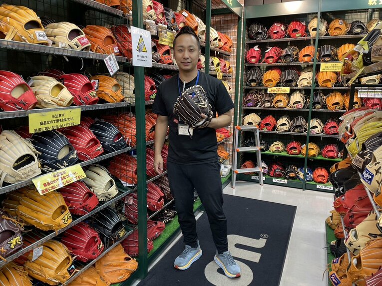 野球専門店・ベースマン立川店のカリスマ店長、星徹弥さん。「2.0超えの野球用具視力を持つ男」の異名を持つ