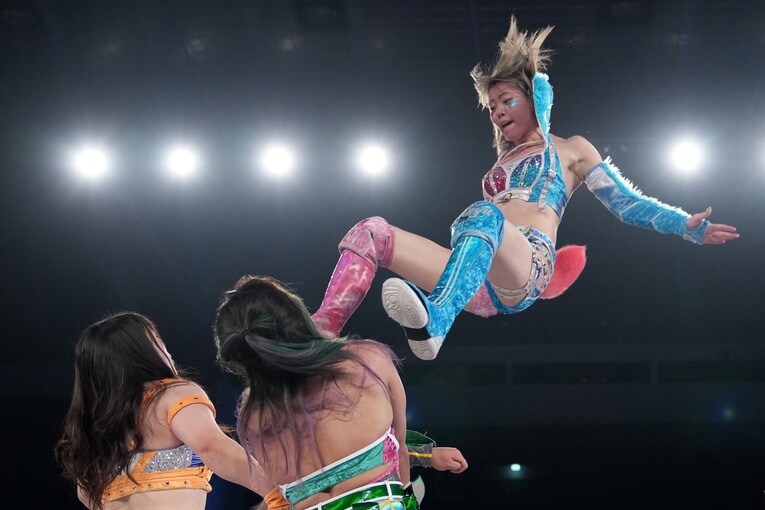 ドロップキックで2人を同時に吹き飛ばす岩谷麻優　©Masashi Hara