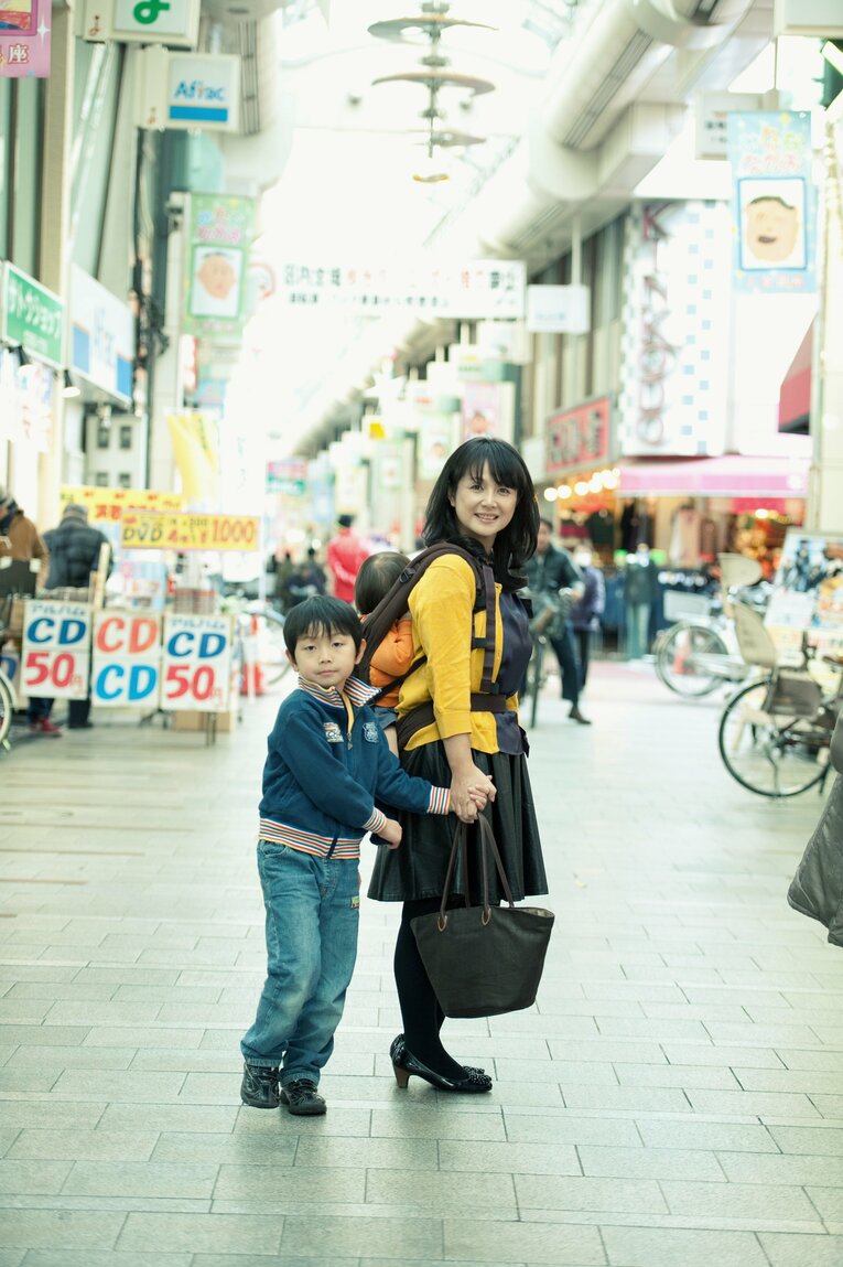 2人の息子と商店街で買い物をする貴重な家族写真　©Mami Yamada