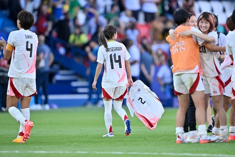 長谷川唯の手には負傷離脱した清水梨紗のユニフォームが　©Takuya Nakachi/JMPA