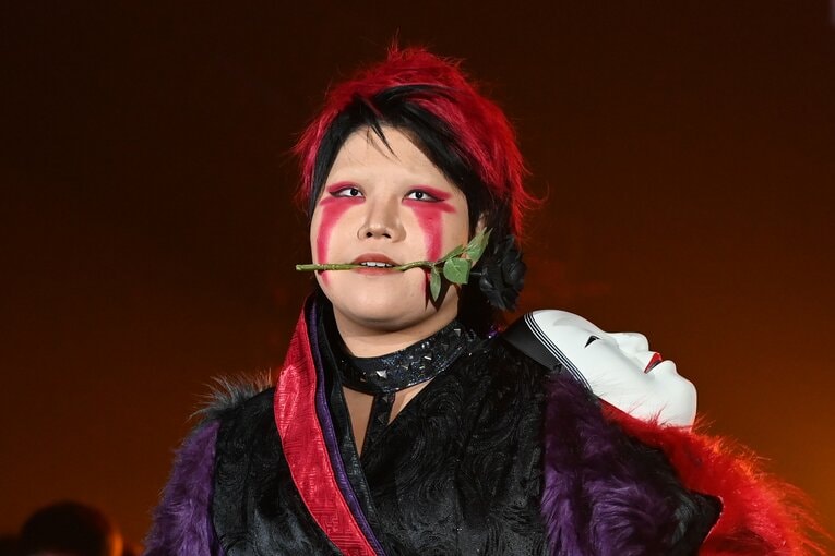 黒いバラをくわえて入場する刀羅ナツコ