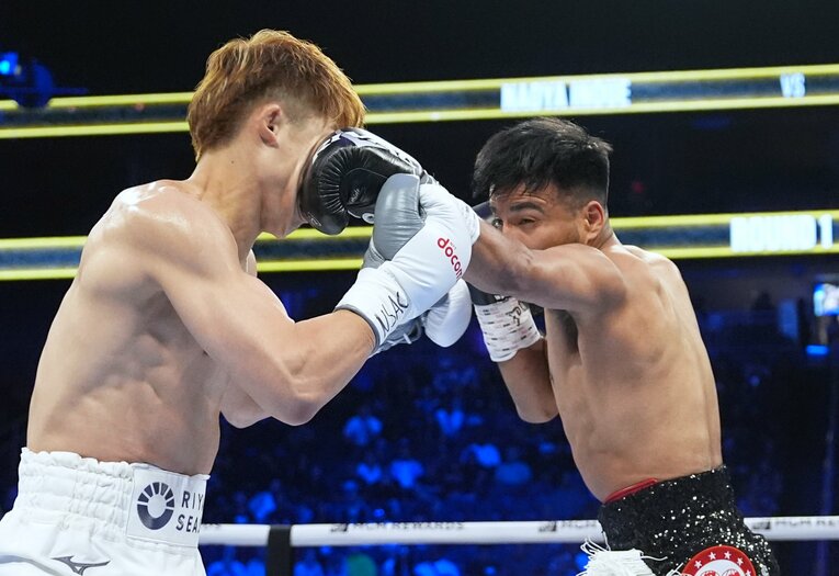 カルデナスのパンチが井上の顔面をとらえた瞬間　©Naoki Fukuda