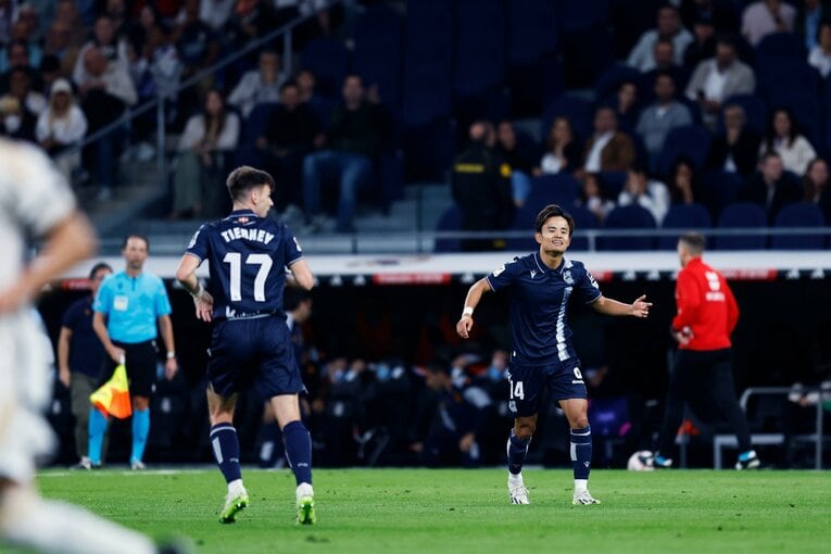 久保建英「幻のマドリー戦ゴラッソ」に余裕の笑み→クロース置き去り、先制点演出…“魔法使いタケ”のステップアップをカメラマンは見た(11)