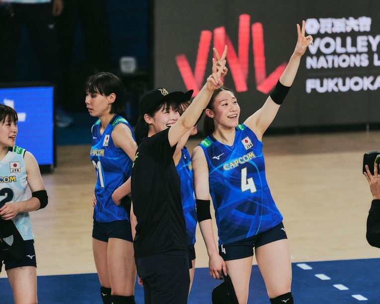 スタンドに向かって合図する黒後愛、石川真佑　©︎Yuki Suenaga