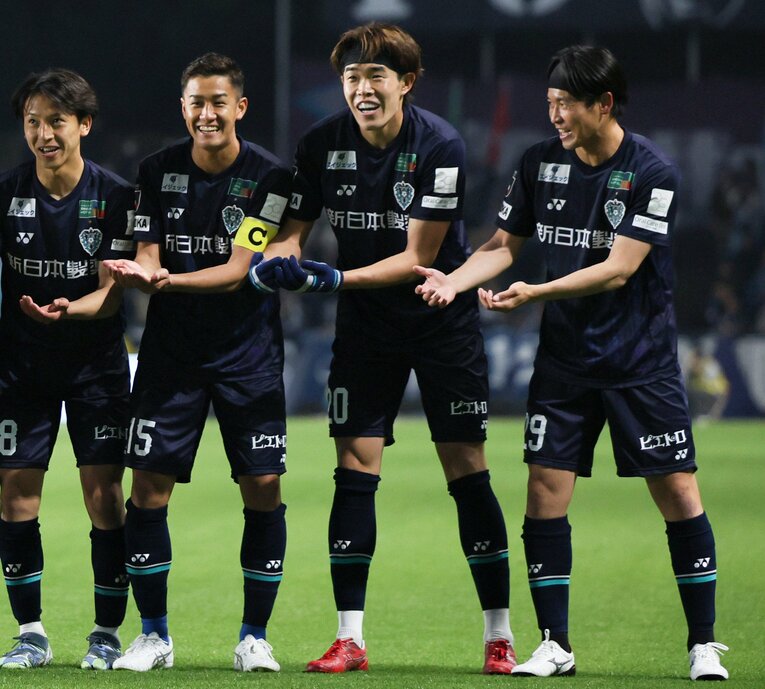 ゴールを決めてチームメイトに向けてゆりかごパフォーマンスをするアビスパ福岡時代の安藤智哉（右から2番目）©︎JIJI PRESS