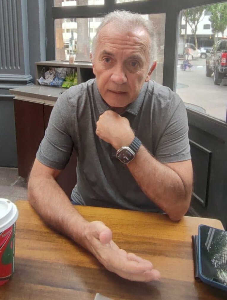 カフェで熱弁するネルシーニョ　©Hiroaki Sawada