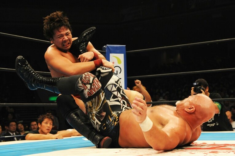 2008年10月13日、両国国技館。武藤敬司の足を取りにいく中邑真輔