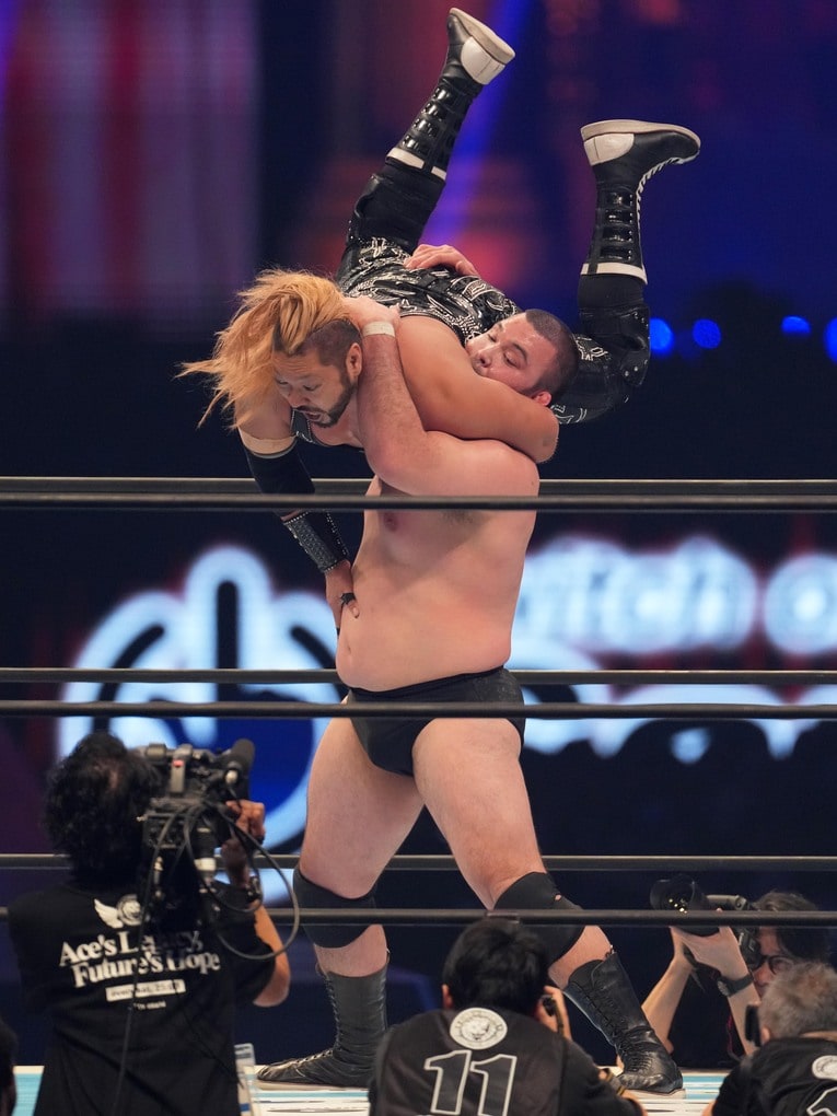 ウルフアロンのボディスラム　©Essei Hara