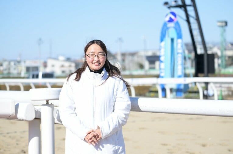 2011年に騎手から調教師となった平山真希さん。騎手引退までと調教師になってからの経験について話を聞いた(全2回のうちの第2回) ／ photograph by Keiji Ishikawa