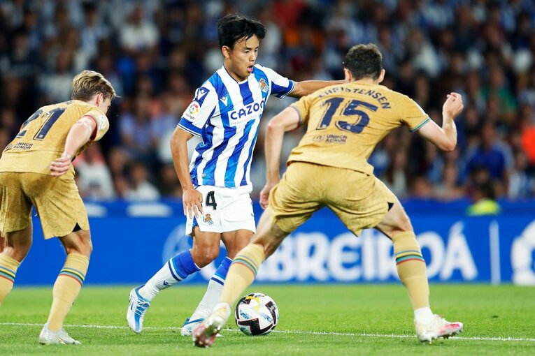 久保建英は「2ケタ得点」狙えるのでは…名手シルバと“精度の差”はあれど、カメラマンが感じたワケ〈バルサ戦好守で同点弾の起点〉(34)