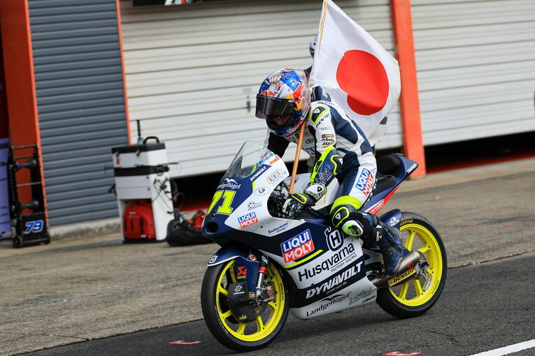 加藤大治郎の日章旗を掲げ、もてぎのコースを回る佐々木歩夢　©Satoshi Endo