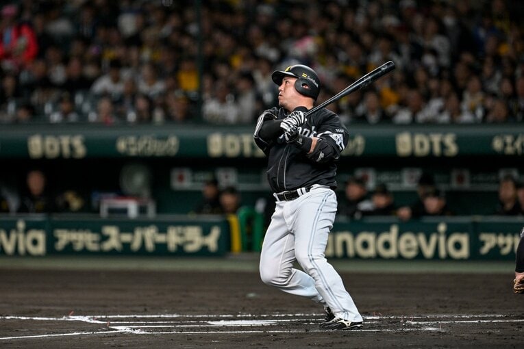 日本シリーズ第4戦の2回に3戦連発の本塁打を放ったソフトバンク・山川穂高　©️Nanae Suzuki