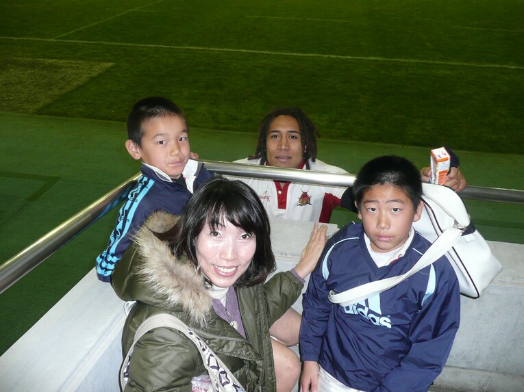 母と兄と一緒にラグビー観戦に訪れる幼き頃の李承信（左、父・東慶さん提供）