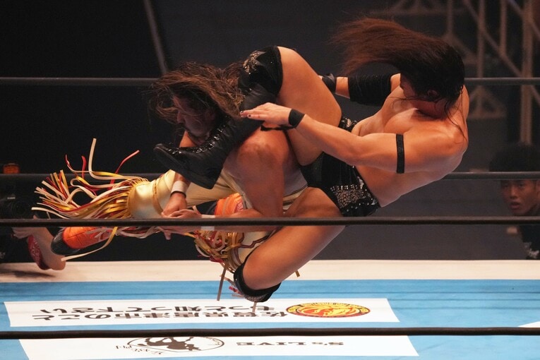 辻陽太のジーンブラスター（スピアー）をカウンターのヒザ蹴りで迎撃　©Essei Hara