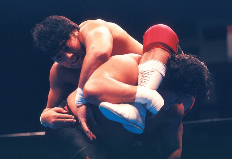 橋本に卍固めを仕掛ける武藤。1993年12月10日、愛知県体育館