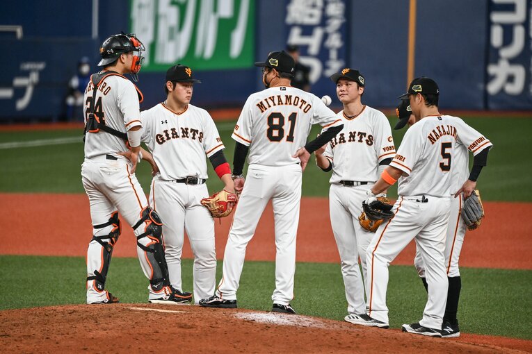 マウンドに集まった坂本など巨人内野陣　(C)Nanae Suzuki