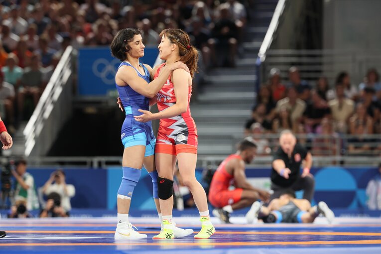 試合後、健闘を称え合ったビネシュと須崎優衣　©Kaoru Watanabe/JMPA