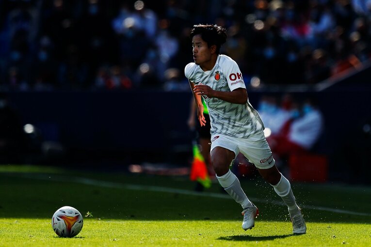 敵地の少年ファンから「KUBO！」と声が飛ぶ人気の中… 久保建英が“万全でなくても”フル出場で頼られた理由〈撮影者の視点〉(17)