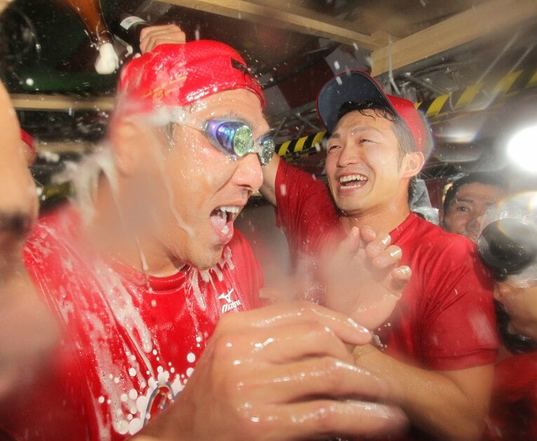 2016年、セ・リーグ制覇でビールかけする鈴木誠也と黒田博樹　©JIJI PRESS