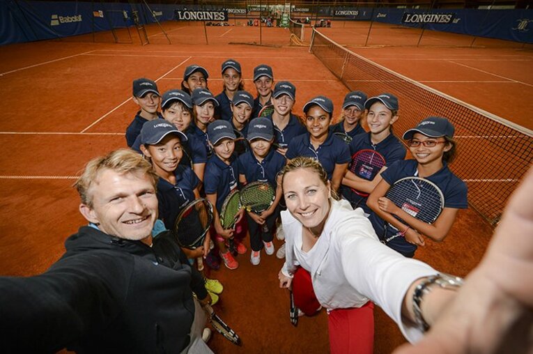 大会前の全体トレーニングにて。コーチと世界中の仲間と全員で「ハイ、セルフィー！」。