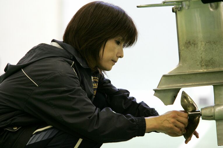 プロペラを取り付ける日高逸子　©Koh Tanaka