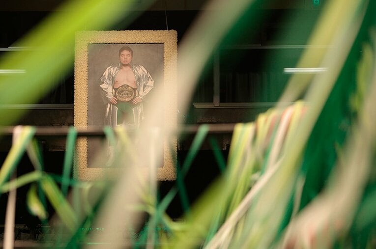 プロレスリング・ノア 三沢光晴追悼興行に飾られた遺影（Number738号 2009.10） ／ photograph by Tadashi Shirasawa
